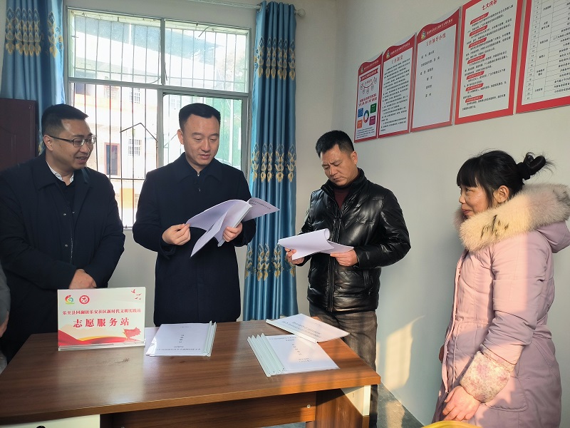 乐至县人大常委会党组书记、主任刘强一行到回澜镇督导林长制、田长制工作
