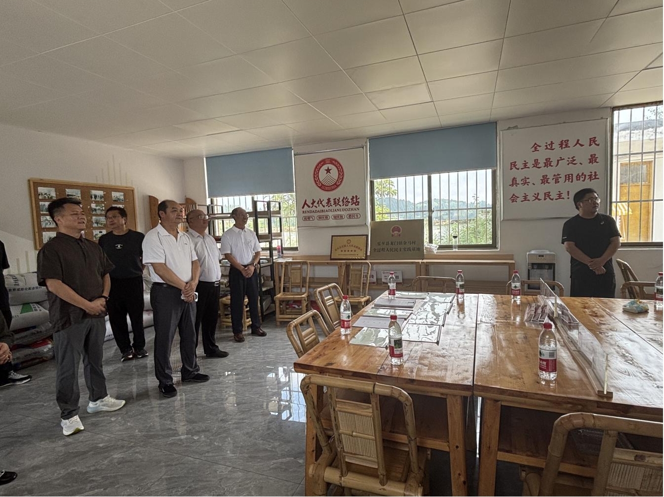 县人大教科文卫小组与龙门镇金马村人大代表联络...